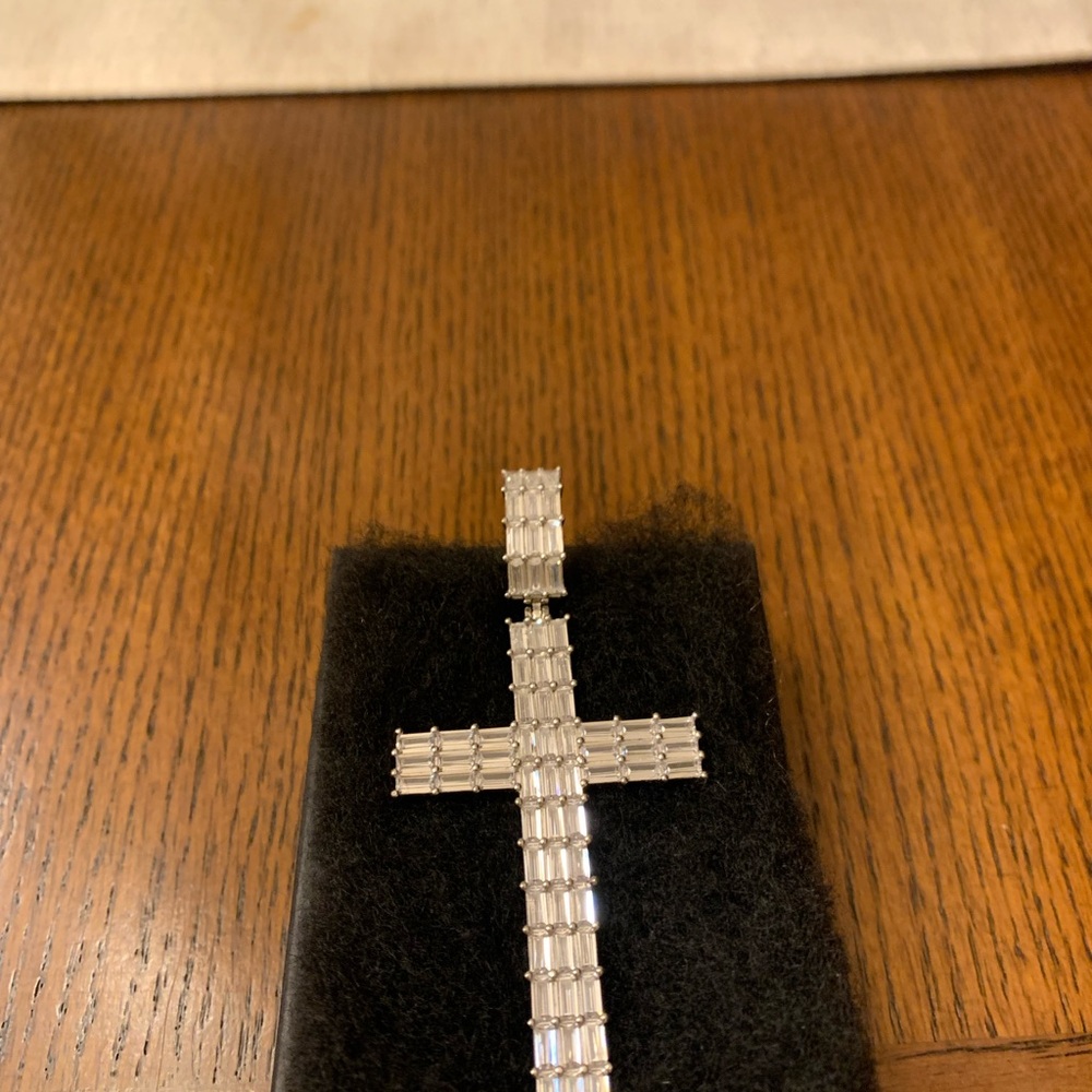 I’m selling a beautiful silver 925,cz’s large cross